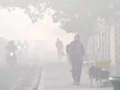 Delhi-NCR में शीतलहर और खराब हवा की गुणवत्ता से लोग परेशान Delhi-NCR में शीतलहर और खराब हवा की गुणवत्ता से लोग परेशान