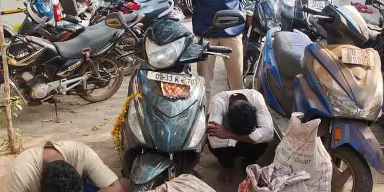 Bhubaneswar एक्साइज ने 282L अवैध शराब जब्त की, पांच गिरफ्तार Bhubaneswar एक्साइज ने 282L अवैध शराब जब्त की, पांच गिरफ्तार