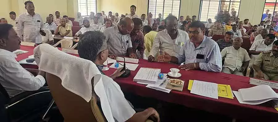 Karnataka : मंत्री ने अधिकारियों को आने वाले दिनों में ठेकेदारों के साथ बैठक करने का निर्देश दिया Karnataka : मंत्री ने अधिकारियों को आने वाले दिनों में ठेकेदारों के साथ बैठक करने का निर्देश दिया