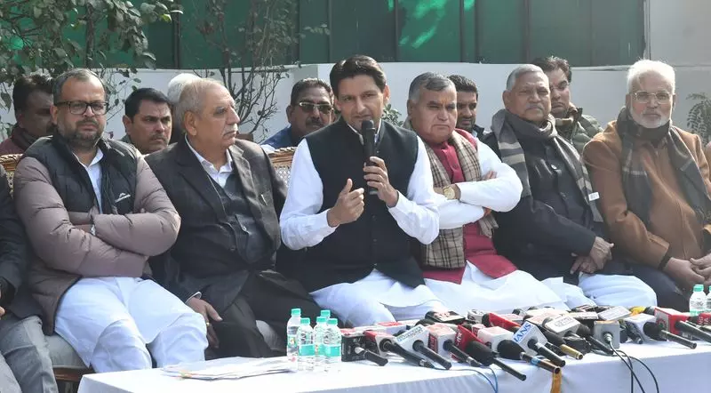 दीपेंद्र हुड्डा ने ‘बाहरी’ लोगों की भर्ती को लेकर SPSC चेयरमैन को हटाने की मांग की दीपेंद्र हुड्डा ने ‘बाहरी’ लोगों की भर्ती को लेकर SPSC चेयरमैन को हटाने की मांग की