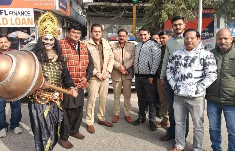 Yamunanagar पुलिस ने ट्रैफिक नियमों को बढ़ावा देने के लिए यमराज को शामिल किया Yamunanagar पुलिस ने ट्रैफिक नियमों को बढ़ावा देने के लिए यमराज को शामिल किया