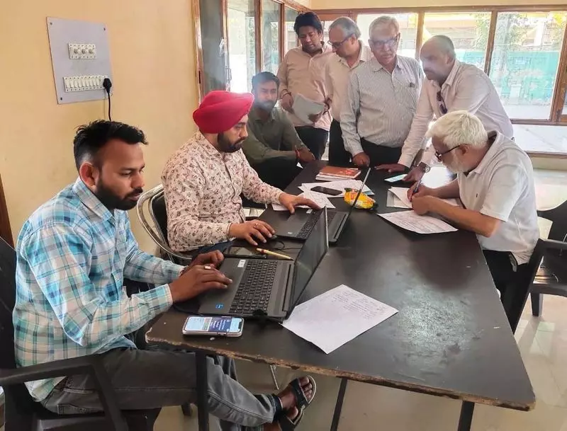 Karnal सिविक बॉडी ने ऑफिस टाइम में मोबाइल फोन के इस्तेमाल पर बैन क्यों लगाया Karnal सिविक बॉडी ने ऑफिस टाइम में मोबाइल फोन के इस्तेमाल पर बैन क्यों लगाया