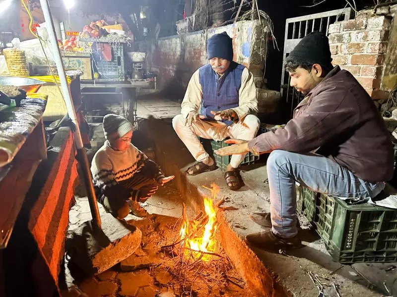 Rohtak प्रशासन ने स्थानीय लोगों से ठंड बढ़ने पर घर के अंदर रहने को कहा Rohtak प्रशासन ने स्थानीय लोगों से ठंड बढ़ने पर घर के अंदर रहने को कहा