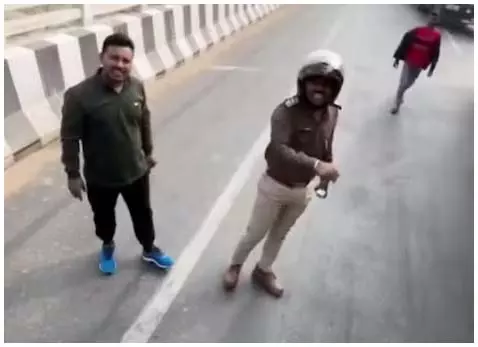 कानून का खौफ खत्म! ट्रक वाले का चौंकाने वाला VIDEO कानून का खौफ खत्म! ट्रक वाले का चौंकाने वाला VIDEO