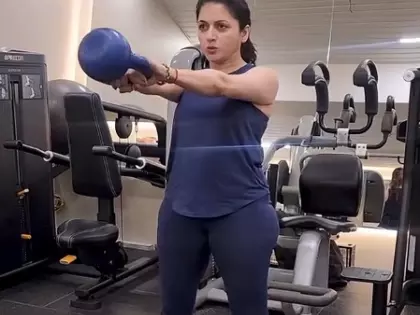 Bhagyashree ने केटलबेल स्विंग के फायदे साझा किए Bhagyashree ने केटलबेल स्विंग के फायदे साझा किए