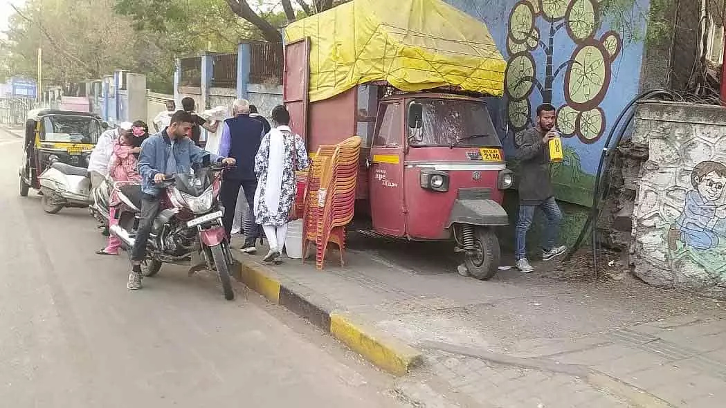 फुटपाथ पर अतिक्रमण पर कार्रवाई न करने पर निवासियों ने PMC की आलोचना की फुटपाथ पर अतिक्रमण पर कार्रवाई न करने पर निवासियों ने PMC की आलोचना की