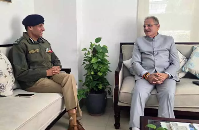 लद्दाख के मनोनीत DGP मुकेश सिंह एलजी से मिले लद्दाख के मनोनीत DGP मुकेश सिंह एलजी से मिले