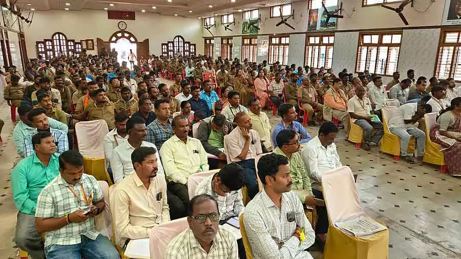 इलाज के लिए पैसे नहीं होने पर Civil सर्वेंट की मौत; फ्री इलाज की मांग इलाज के लिए पैसे नहीं होने पर Civil सर्वेंट की मौत; फ्री इलाज की मांग