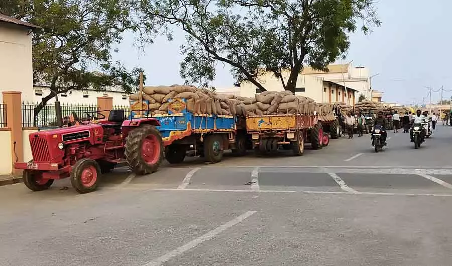 MSP कीमत पर मक्का की खरीद बंद होने से किसान नाराज़ MSP कीमत पर मक्का की खरीद बंद होने से किसान नाराज़