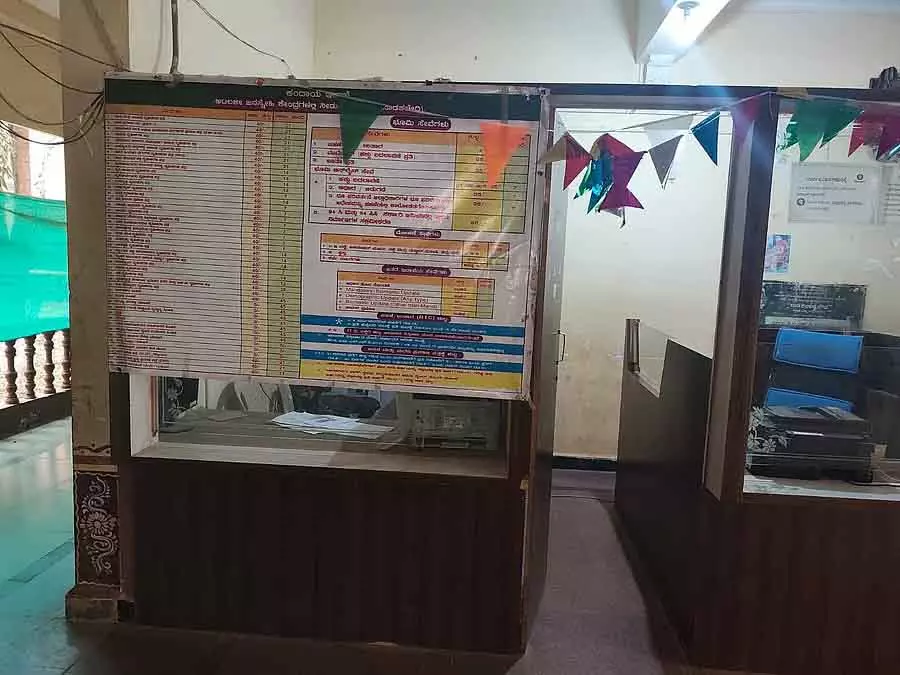 Hirekerur आधार सेंटर: रजिस्टर करने और करेक्शन करने के लिए लोगों की भीड़ लगी Hirekerur आधार सेंटर: रजिस्टर करने और करेक्शन करने के लिए लोगों की भीड़ लगी
