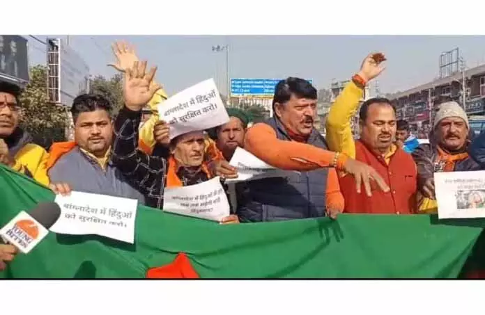 Shiv Sena ने विरोध प्रदर्शन किया, बांग्लादेश का झंडा जलाया Shiv Sena ने विरोध प्रदर्शन किया, बांग्लादेश का झंडा जलाया
