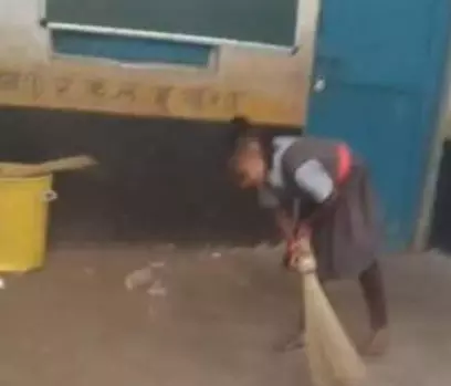 झाड़ू बच्चों के हाथ में, स्कूल का स्वीपर मना रहा छुट्टी झाड़ू बच्चों के हाथ में, स्कूल का स्वीपर मना रहा छुट्टी