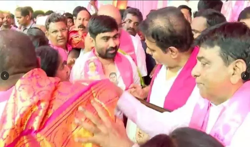 अनिल नायक अपने पसंदीदा नेता KTR से मिले अनिल नायक अपने पसंदीदा नेता KTR से मिले