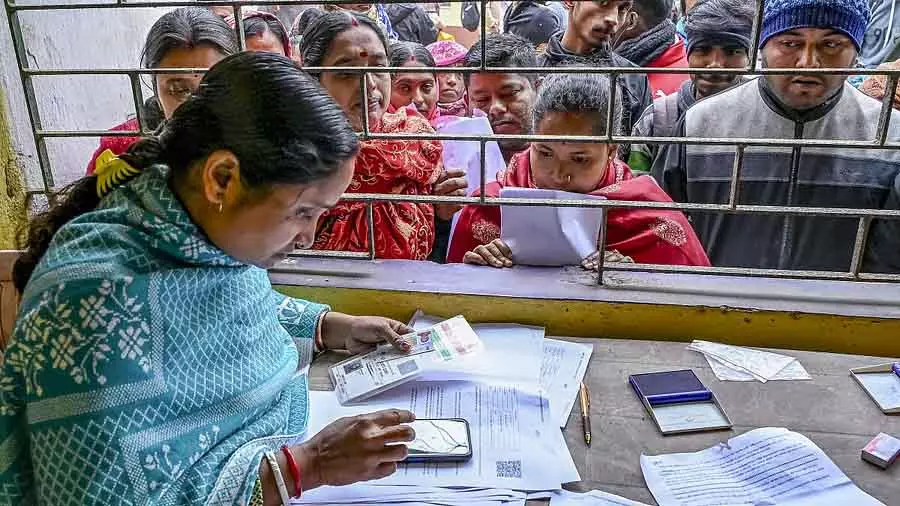 पश्चिम बंगाल में BLO की मौत, परिवार ने SIR के तहत काम का बहुत ज़्यादा दबाव होने का आरोप लगाया पश्चिम बंगाल में BLO की मौत, परिवार ने SIR के तहत काम का बहुत ज़्यादा दबाव होने का आरोप लगाया