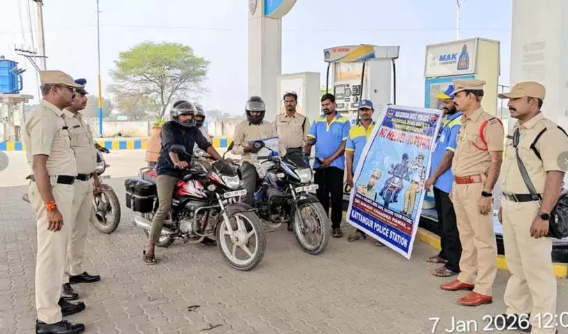 नलगोंडा डिस्ट्रिक्ट SC ने एक्सीडेंट कम करने के लिए नो हेलमेट, नो पेट्रोल प्रोग्राम शुरू किया नलगोंडा डिस्ट्रिक्ट SC ने एक्सीडेंट कम करने के लिए नो हेलमेट, नो पेट्रोल प्रोग्राम शुरू किया