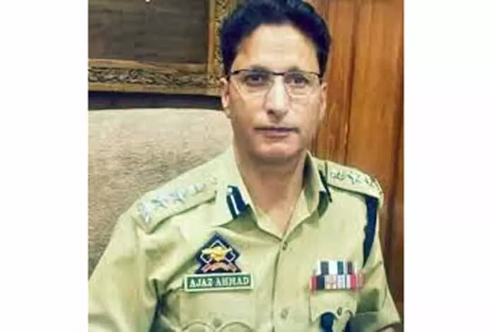 SSP ट्रैफिक ने सड़क किनारे पार्किंग करने वाले कार डीलरों को चेतावनी दी SSP ट्रैफिक ने सड़क किनारे पार्किंग करने वाले कार डीलरों को चेतावनी दी