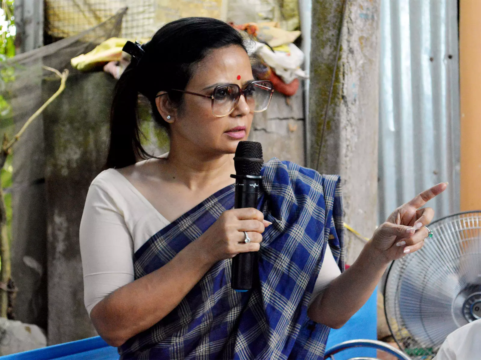 Mahua Moitra ने उमर खालिद के समर्थन में कविता लिखी Mahua Moitra ने उमर खालिद के समर्थन में कविता लिखी