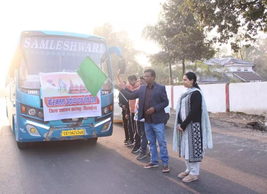कलेक्टर डॉ संजय कन्नौजे ने तीर्थ यात्रियों के बस को हरी झंडी दिखाकर किया रवाना कलेक्टर डॉ संजय कन्नौजे ने तीर्थ यात्रियों के बस को हरी झंडी दिखाकर किया रवाना