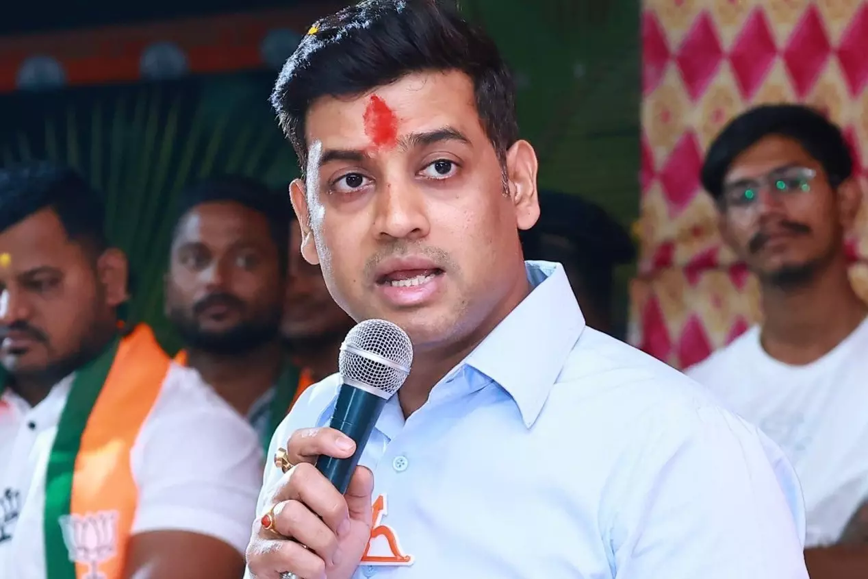 Shinde गुट का BJP पर निशाना, विचारधारा से समझौता का आरोप Shinde गुट का BJP पर निशाना, विचारधारा से समझौता का आरोप