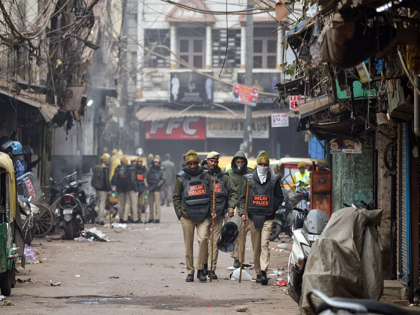 तुर्कमान गेट विध्वंस: Delhi पुलिस ने पत्थरबाजी की घटना के सिलसिले में 5 लोगों को किया गिरफ्तार तुर्कमान गेट विध्वंस: Delhi पुलिस ने पत्थरबाजी की घटना के सिलसिले में 5 लोगों को किया गिरफ्तार