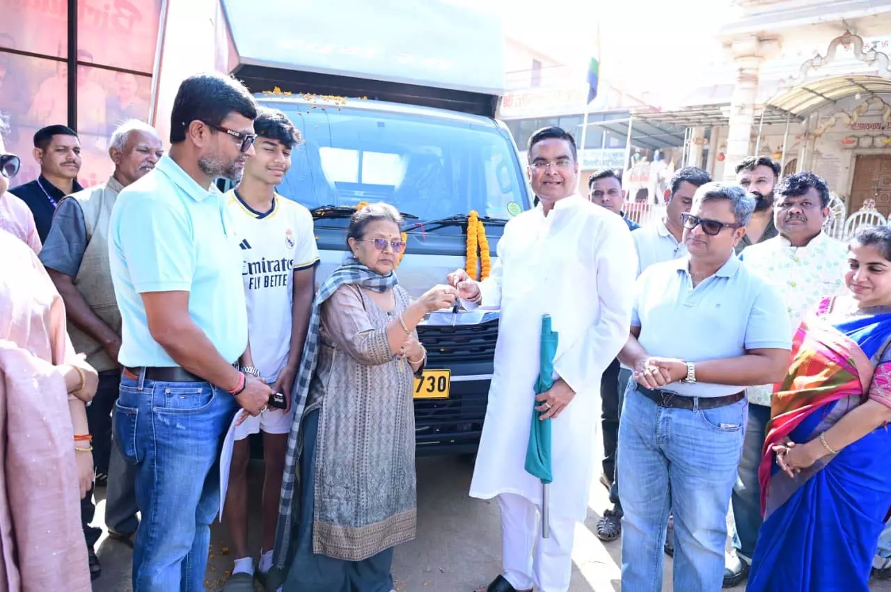 विधायक रिकेश सेन ने स्वर्ग रथ को दिखाई हरी झंडी, एक और सुविधा जनसेवार्थ समर्पित विधायक रिकेश सेन ने स्वर्ग रथ को दिखाई हरी झंडी, एक और सुविधा जनसेवार्थ समर्पित