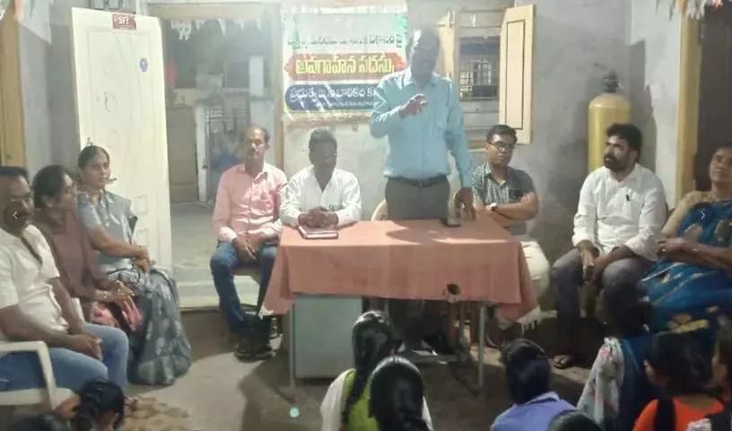Nalgonda के अधिकारियों ने लड़कियों से मज़बूत रहने और आत्महत्या से बचने की अपील की Nalgonda के अधिकारियों ने लड़कियों से मज़बूत रहने और आत्महत्या से बचने की अपील की