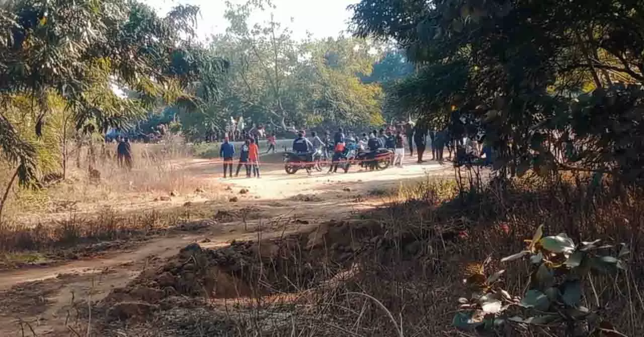 Patnagarh में दुकानदार फंदे से लटका मिला, परिवार ने हत्या का आरोप लगाया Patnagarh में दुकानदार फंदे से लटका मिला, परिवार ने हत्या का आरोप लगाया