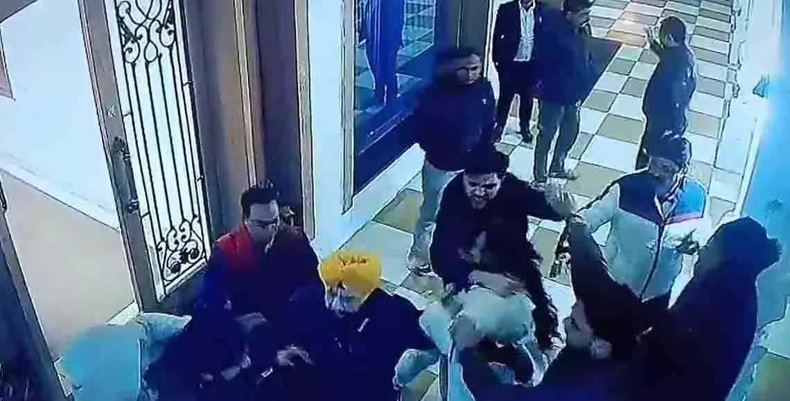 Meerut में रोड रेज हमले के दौरान गर्भवती महिला के पेट में लात मारी गई Meerut में रोड रेज हमले के दौरान गर्भवती महिला के पेट में लात मारी गई