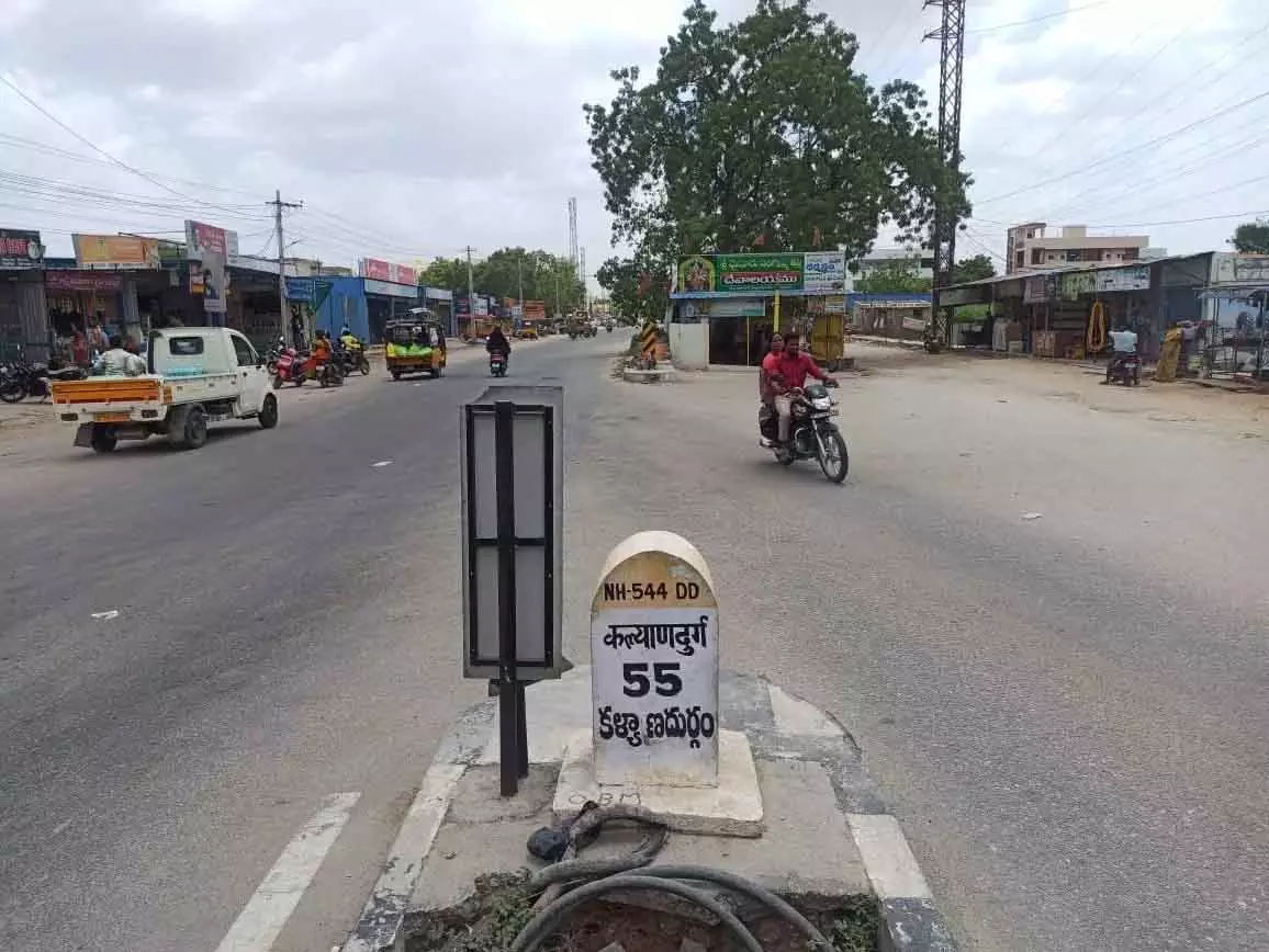 Anantapur: नेशनल हाईवे से हटाया गया मंदिर फिर वहीं स्थापित, तनाव बढ़ा Anantapur: नेशनल हाईवे से हटाया गया मंदिर फिर वहीं स्थापित, तनाव बढ़ा