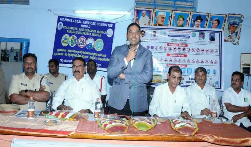 Kodada जज ने सड़क दुर्घटनाओं को रोकने में सामूहिक जिम्मेदारी का आग्रह किया Kodada जज ने सड़क दुर्घटनाओं को रोकने में सामूहिक जिम्मेदारी का आग्रह किया