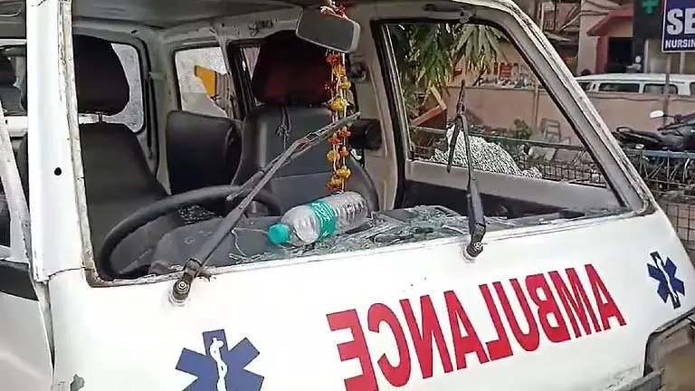 मरीज़ की मौत के बाद हुई तोड़फोड़ के बाद Howrah Hospital में तनाव मरीज़ की मौत के बाद हुई तोड़फोड़ के बाद Howrah Hospital में तनाव
