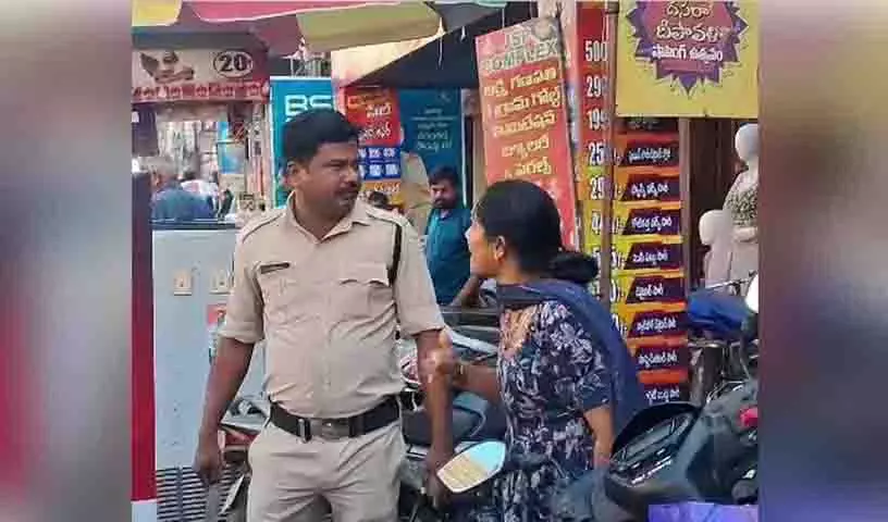 Warangal: पति के अफेयर पर महिला ने चाकू लहराकर हंगामा किया Warangal: पति के अफेयर पर महिला ने चाकू लहराकर हंगामा किया