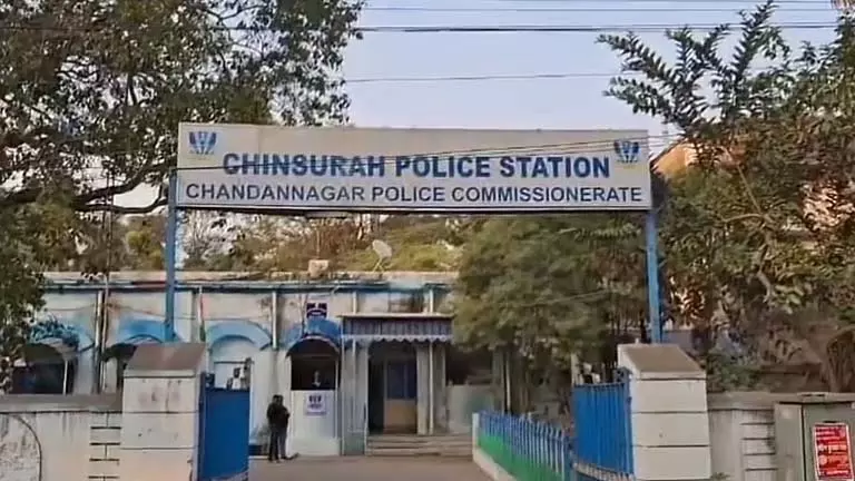 Chunchura में छात्र ने डॉक्टर को पीटा, खून-खराबा हुआ Chunchura में छात्र ने डॉक्टर को पीटा, खून-खराबा हुआ