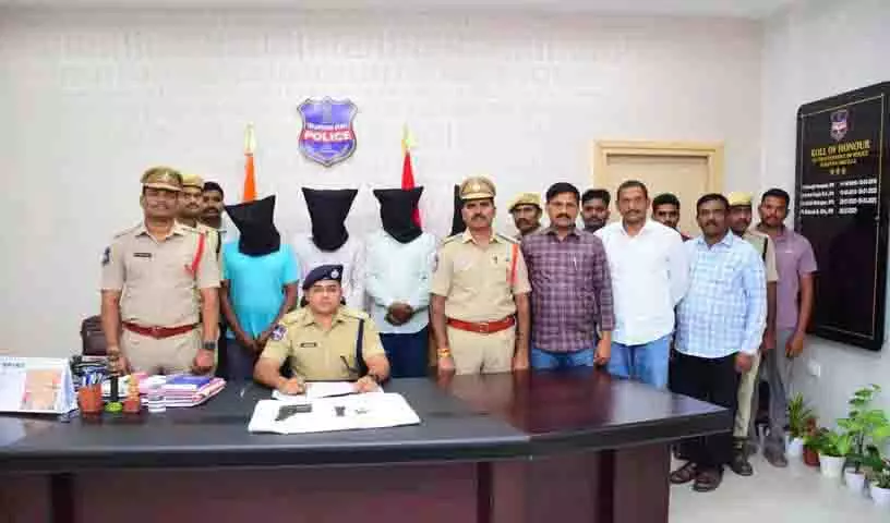 Sircilla पुलिस ने जबरन वसूली करने वाले गिरोह के चार सदस्यों को गिरफ्तार किया Sircilla पुलिस ने जबरन वसूली करने वाले गिरोह के चार सदस्यों को गिरफ्तार किया