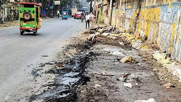 वादे खाद हैं, Nakal Bali के लोग कूड़े के ढेर पर पीस रहे वादे खाद हैं, Nakal Bali के लोग कूड़े के ढेर पर पीस रहे