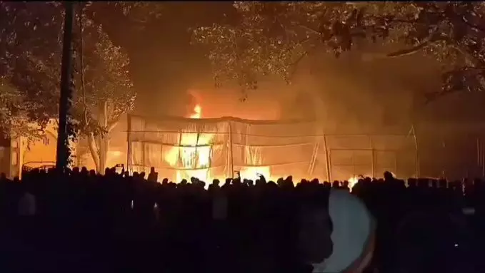 फल मंडी में आग का तांडव, 1.5 KM दूर से देखी जा रही लपटें फल मंडी में आग का तांडव, 1.5 KM दूर से देखी जा रही लपटें