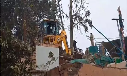Uttarakhand:  अवैध मजार पर  चला बुलडोजर, प्रशासन की कार्रवाई से हड़कंप