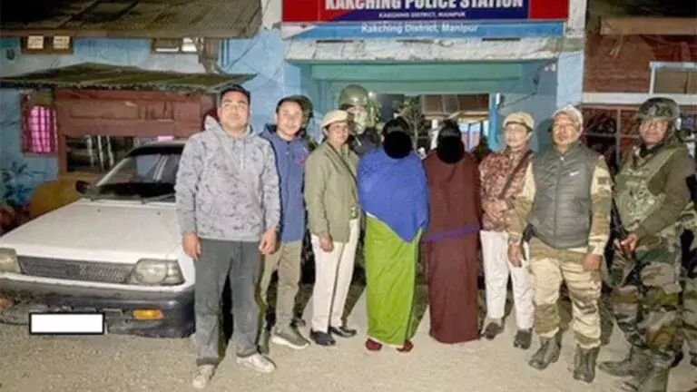 Manipur: बच्चों की भर्ती करने वालों से तीन नाबालिगों को बचाया, 2 महिलाएं पकड़ी गईं Manipur: बच्चों की भर्ती करने वालों से तीन नाबालिगों को बचाया, 2 महिलाएं पकड़ी गईं