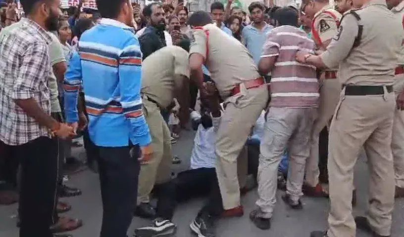 Telangana : हैदराबाद में जॉब कैलेंडर में देरी को लेकर बेरोजगार युवा सड़कों पर उतरे