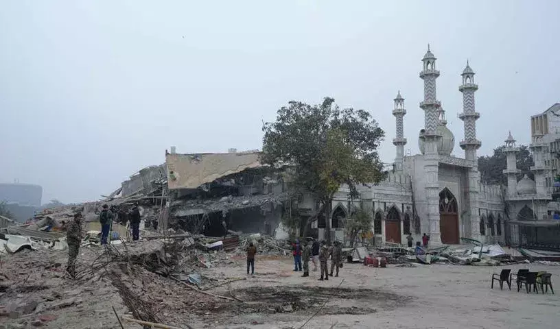ओवैसी ने दिल्ली में फैज-ए-इलाही मस्जिद की संपत्ति गिराने के लिए ‘काले कानून’ की आलोचना ओवैसी ने दिल्ली में फैज-ए-इलाही मस्जिद की संपत्ति गिराने के लिए ‘काले कानून’ की आलोचना