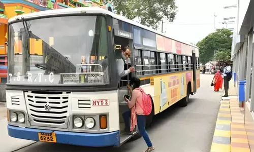 Hyderabad: हयातनगर में RTC बस में सफर के दौरान महिला के सोने के गहने चोरी हो गए Hyderabad: हयातनगर में RTC बस में सफर के दौरान महिला के सोने के गहने चोरी हो गए