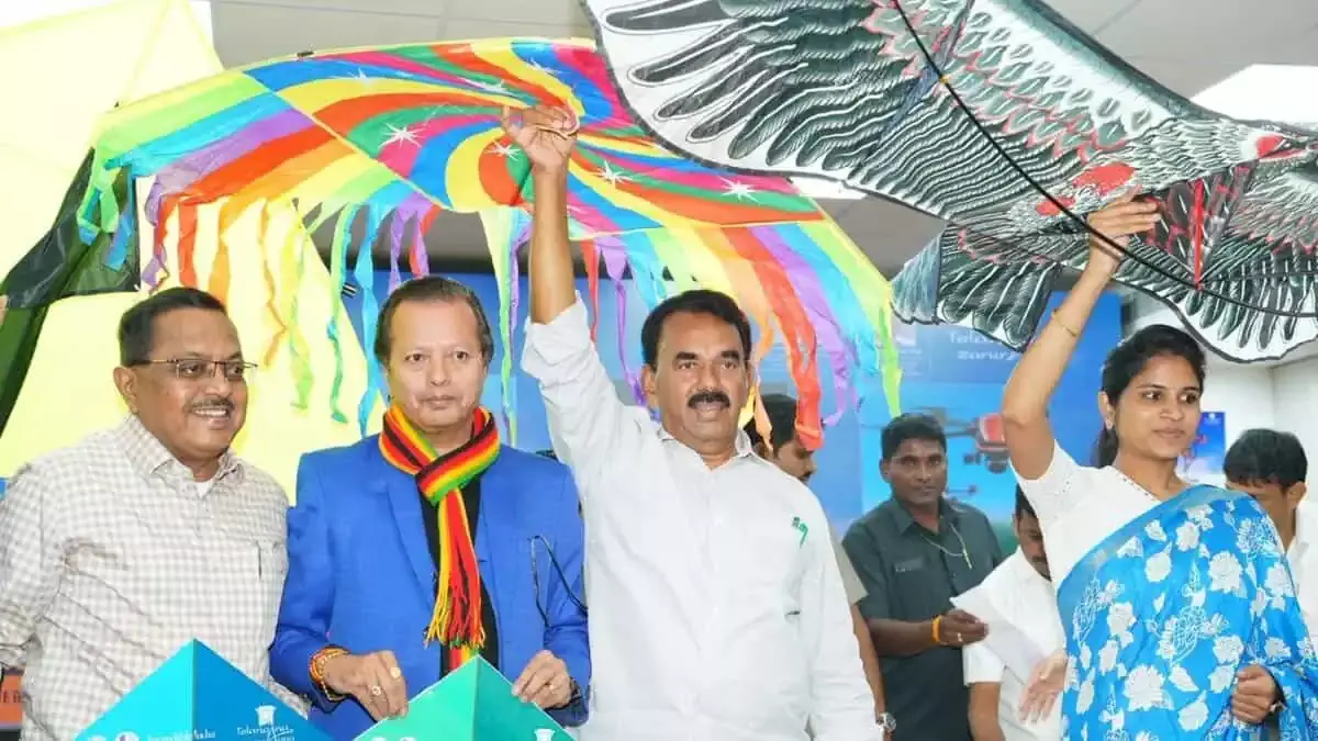 Hyderabad: हॉट एयर बैलून की सवारी, ड्रोन शो, हैदराबाद संक्रांति के लिए तैयार Hyderabad: हॉट एयर बैलून की सवारी, ड्रोन शो, हैदराबाद संक्रांति के लिए तैयार