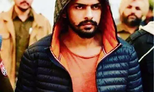 लॉरेंस बिश्नोई गैंग का मुख्य सदस्य US से लौटते ही Delhi एयरपोर्ट पर पकड़ा गया लॉरेंस बिश्नोई गैंग का मुख्य सदस्य US से लौटते ही Delhi एयरपोर्ट पर पकड़ा गया