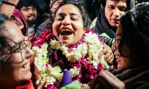 2020 Delhi दंगे: गुलफिशा फातिमा तिहाड़ जेल से बाहर आईं 2020 Delhi दंगे: गुलफिशा फातिमा तिहाड़ जेल से बाहर आईं