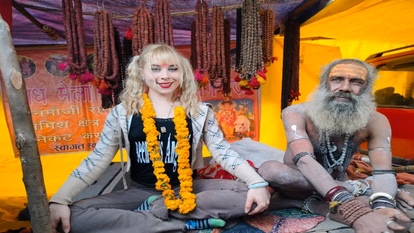 Prayagraj: श्रद्धालुओं ने देखा इटली की लुक्रेशिया को, माघ मेला में खास Prayagraj: श्रद्धालुओं ने देखा इटली की लुक्रेशिया को, माघ मेला में खास