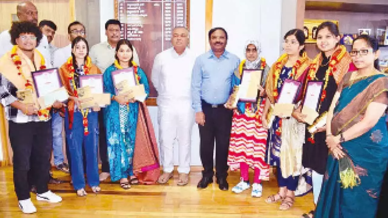Karnataka: परिवहन मंत्री ने निगम कर्मचारियों के बच्चों को सम्मानित किया