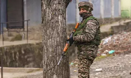 Kathua में आतंकवादियों को पकड़ने के लिए ऑपरेशन फिर से शुरू; एक सुरक्षाकर्मी घायल Kathua में आतंकवादियों को पकड़ने के लिए ऑपरेशन फिर से शुरू; एक सुरक्षाकर्मी घायल