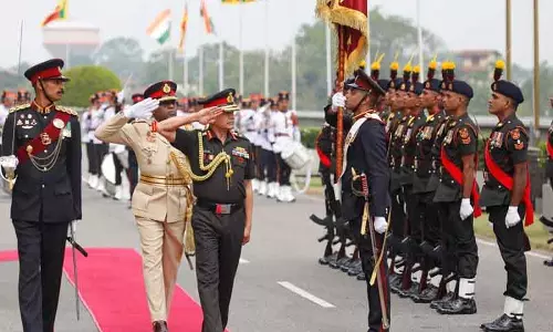 Sri Lanka में COAS जनरल उपेंद्र द्विवेदी ने रक्षा सहयोग पर चर्चा की, गार्ड ऑफ ऑनर का रिव्यू किया Sri Lanka में COAS जनरल उपेंद्र द्विवेदी ने रक्षा सहयोग पर चर्चा की, गार्ड ऑफ ऑनर का रिव्यू किया