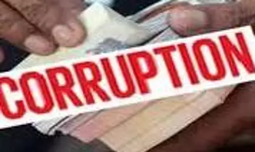 Raebareli: भ्रष्टाचार के खिलाफ कार्रवाई बेअसर, रंगे हाथ पकड़े गए कर्मचारी फिर से तैनात Raebareli: भ्रष्टाचार के खिलाफ कार्रवाई बेअसर, रंगे हाथ पकड़े गए कर्मचारी फिर से तैनात