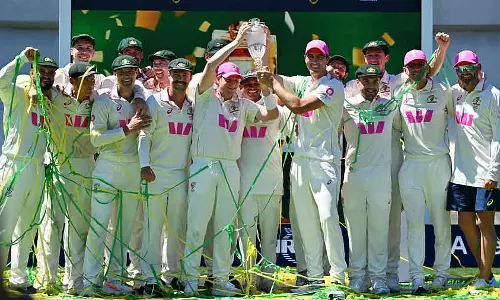 Australia ने पांच विकेट से जीत दर्ज की, लगातार पांचवीं बार एशेज ट्रॉफी अपने पास रखी Australia ने पांच विकेट से जीत दर्ज की, लगातार पांचवीं बार एशेज ट्रॉफी अपने पास रखी